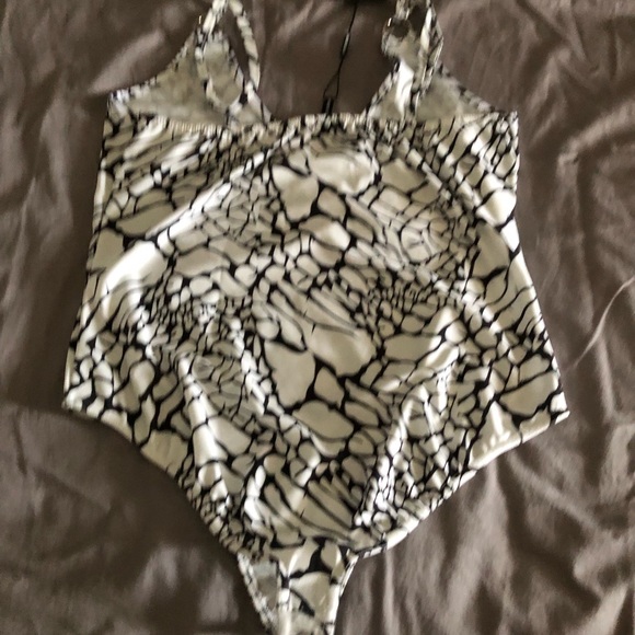 One piece - Picture 3 of 3